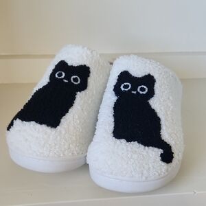 NWOT - Cozy Cat Design Women's Slippers - White and Black